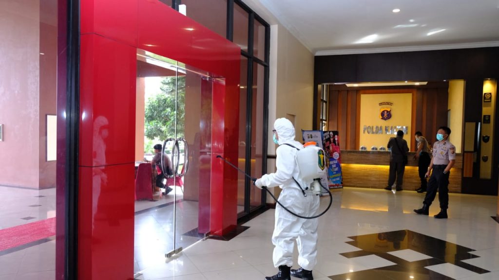 Cegah Virus Covid-19, Biddokkes Polda Kaltim Semprot Desinfektan di Area Publik 13 7