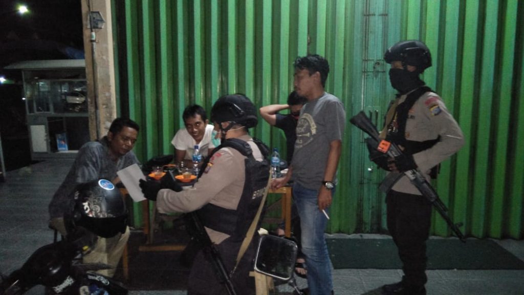 Sambil Patroli, Yon A Pelopor Beri Edukasi Pencegahan Penularan Virus Corona Kepada Masyarakat 14 7