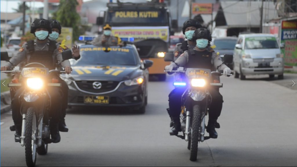 Putus Rantai Penyebaran Covid-19, Polres Kutim Kerahkan Mobil AWC Guna Semprotkan Cairan Disinfektan 14 8
