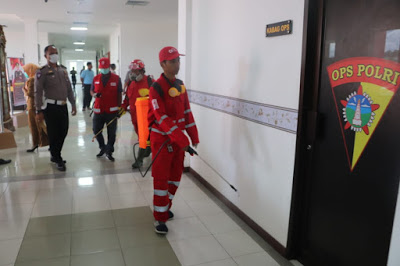 Polresta Samarinda Laksanakan Penyemprotan Desinfektan di Lingkungan Mako 17 1