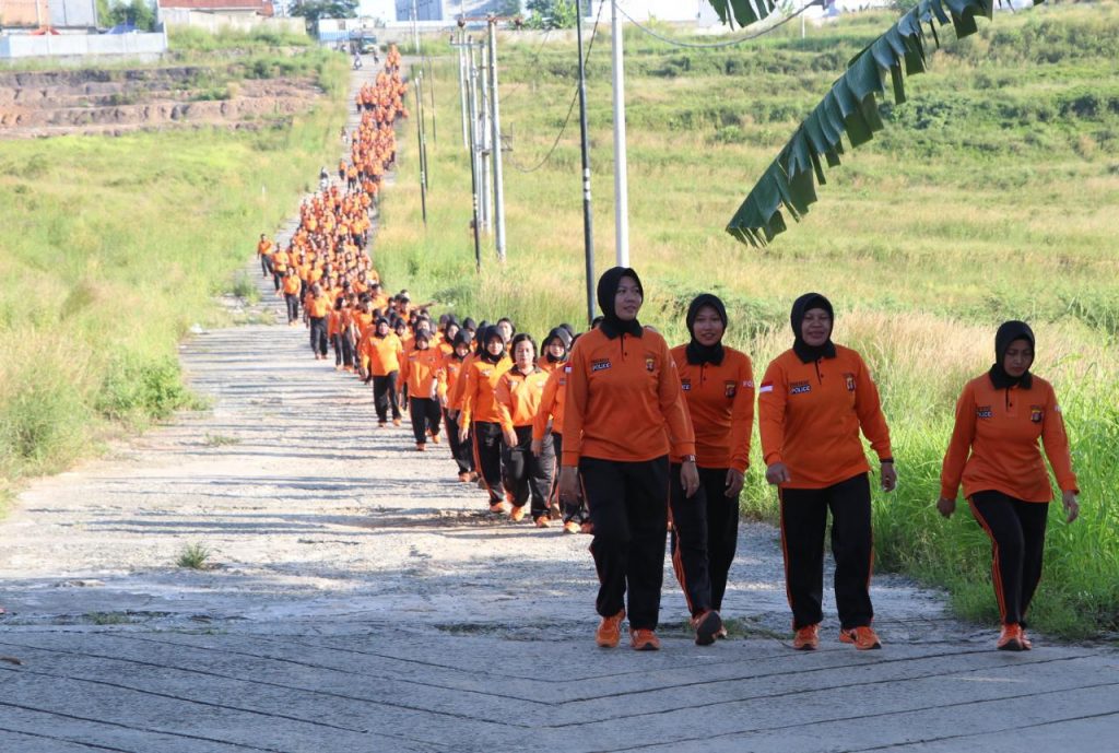 Jum'at Sehat, Kapolda Kaltim Pimpin Jalan Santai Bersama Personil 1 2 5