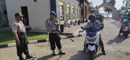 Cegah Penyebaran Virus Corona, Polres Kukar Semprotkan Pada Semua Pengunjung yang Masuk 4 3