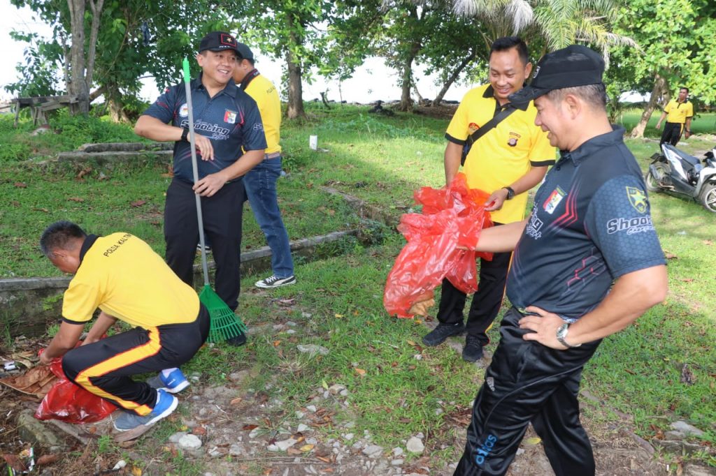 Cegah COVID-19 (Corona Virus), Kapolda Kaltim Pimpin Langsung Giat Bersih-Bersih Lingkungan 4 6