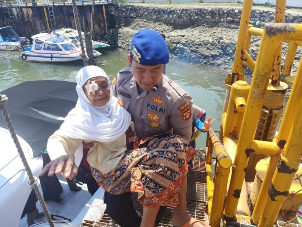Wujud Nyata Kepedulian Polri, Personil Sat Polair Polres PPU Gendong Seorang Nenek yang Usai Laksanakan Operasi Katarak 5 4
