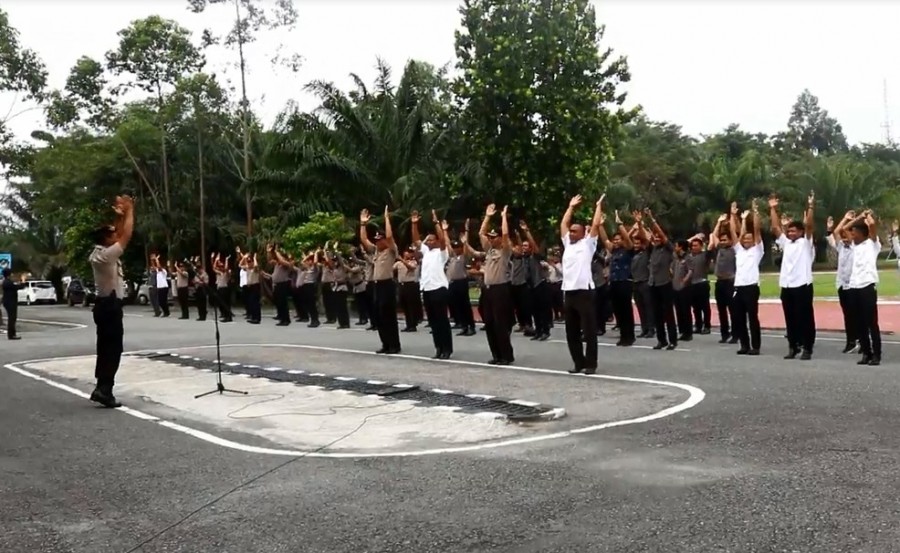 Jaga Stamina dan Antisipasi Penyebaran Covid-19, Kapolres PPU Pimpin Senam AW S3 6 4