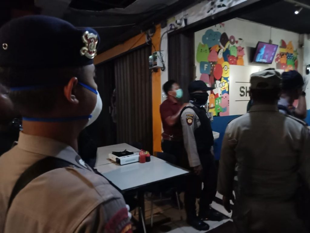 Cegah Penyebaran Covid-19, Patroli Gabungan Polresta Balikpapan Bubarkan Kerumunan Warga 8 9