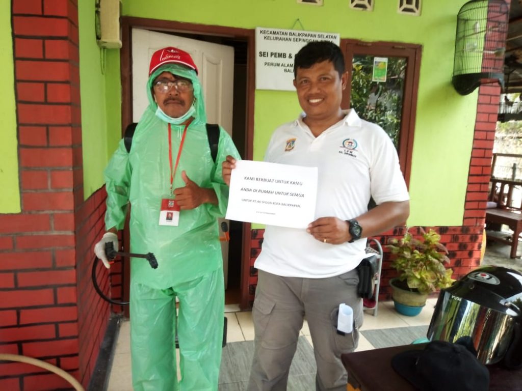 Inisiatif Mandiri Ketua RT, Aiptu Sangidun Semprot Desinfektan dari Rumah ke Rumah dan Sebarkan Maklumat Kapolri IMG 20200325 WA0018