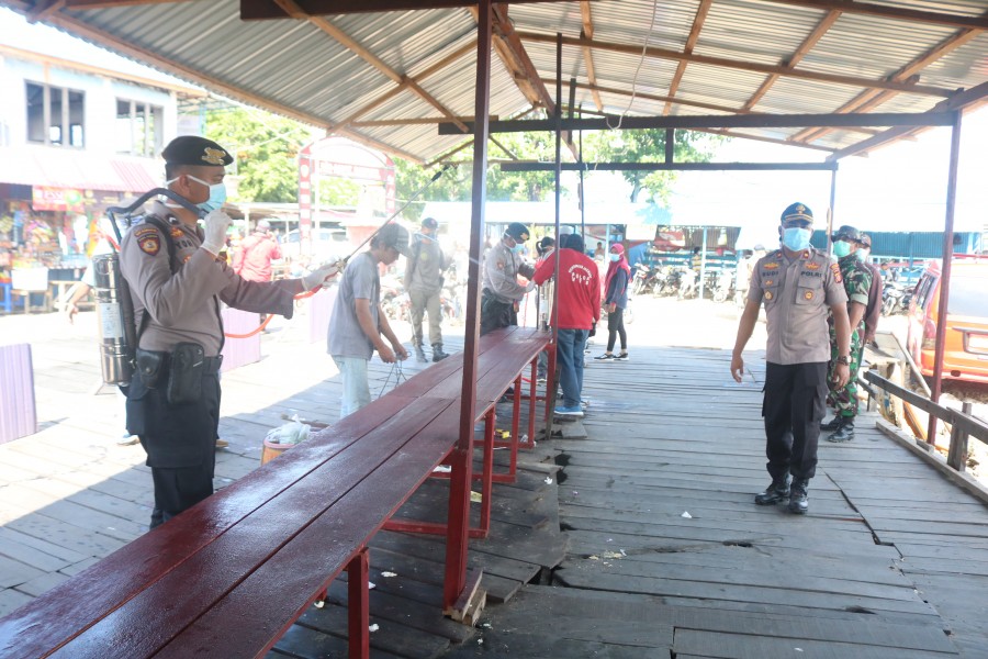 Cegah Penyebaran Covid-19, TNI-Polri dan BPBD Semprotkan Disinfektan Ke Sejumlah Titik di Kabupaten PPU IMG 0635