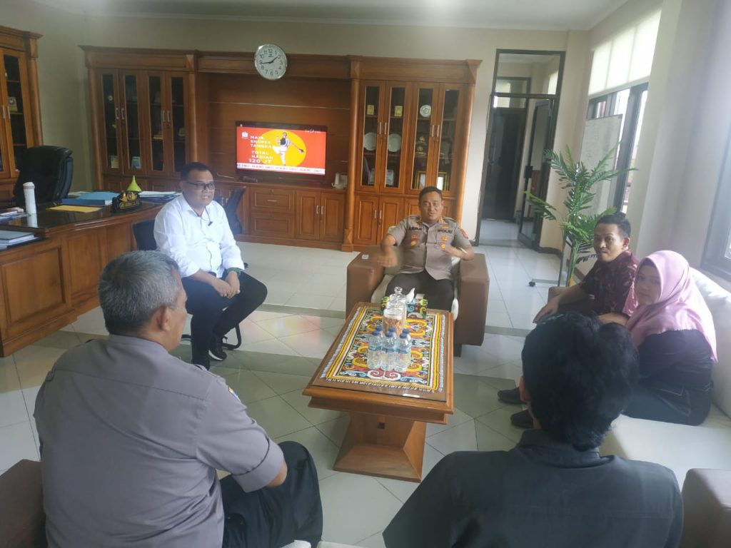 Jelang Pilkada 2020, Polresta Samarinda Jalin Silahturahmi Dengan Komisioner KPU WhatsApp Image 2020 03 03 at 17.23.22