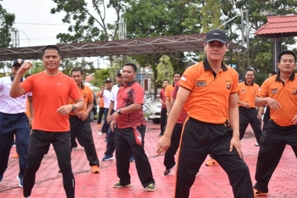 Wujudkan Pilkada 2020 Damai, Polres Kutim Gelar Senam Bersama TNI WhatsApp Image 2020 03 06 at 10.23.11