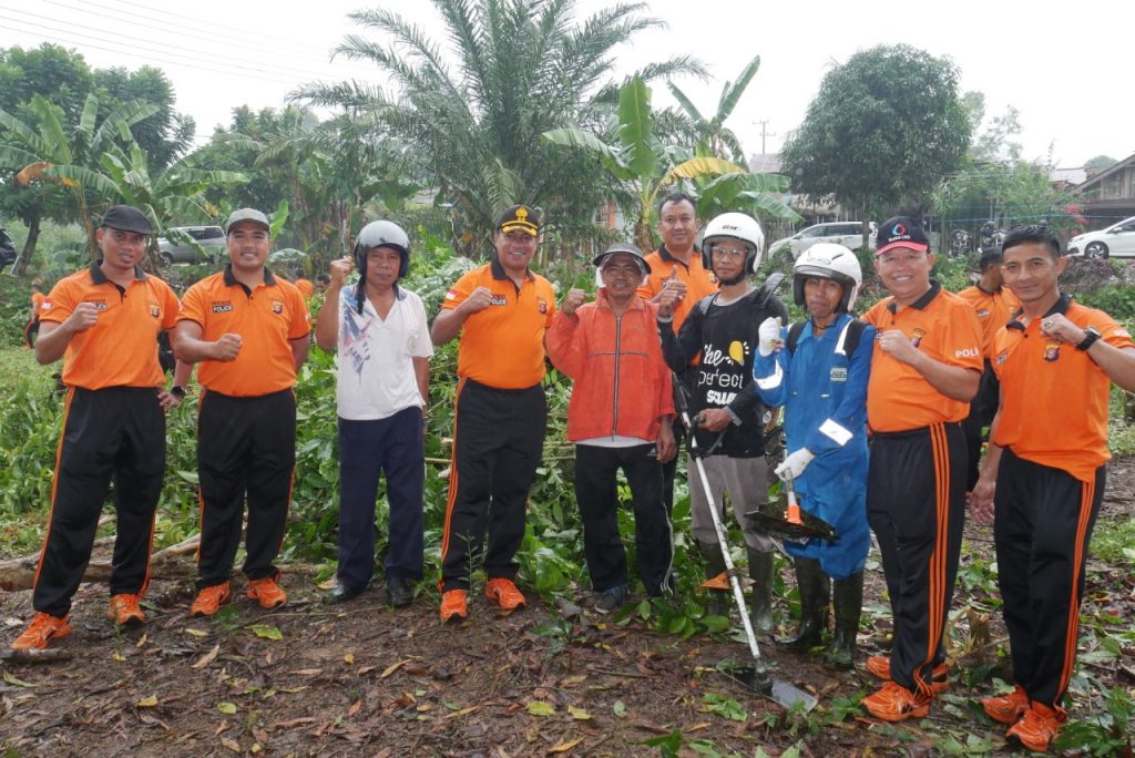 Jalin Silahturahmi, Kapolres Bontang Gotong Royong Bersihkan Lingkungan Bersama Warganya WhatsApp Image 2020 03 06 at 19.17.16