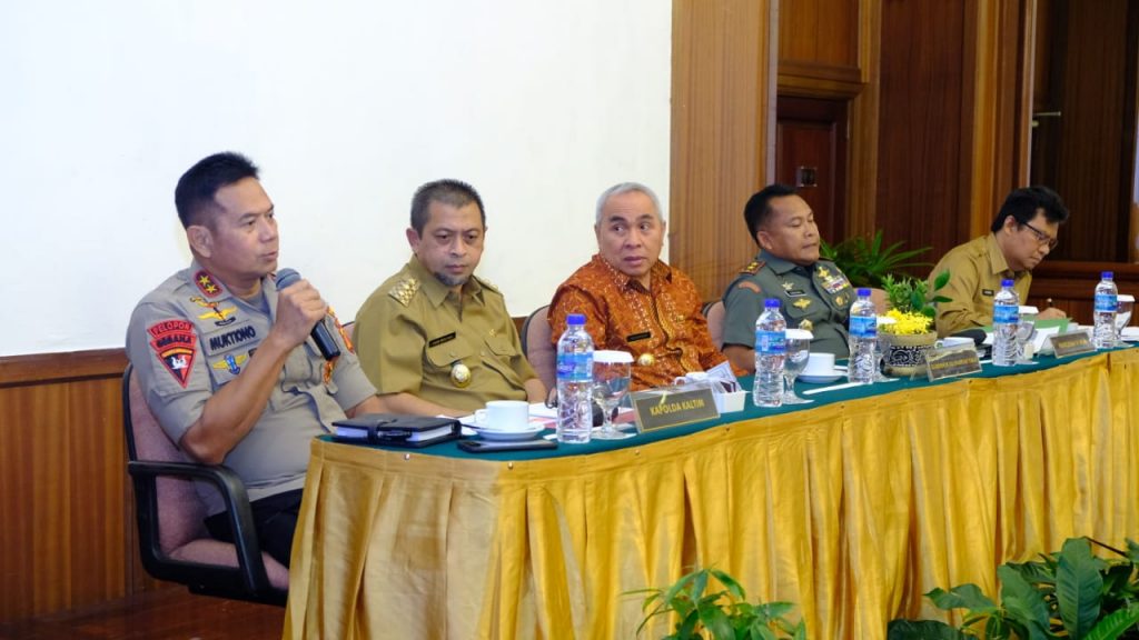 Tanggulangi dan Antisipasi Penyebaran Covid-19, Kapolda Hadiri Rakor Bersama Pemprov Kaltim WhatsApp Image 2020 03 16 at 17.25.32