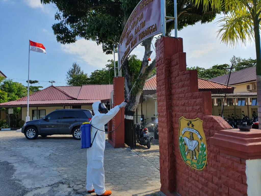 Cegah Penyebaran Corona, Den Gegana Satbrimob Polda Kaltim Semprotkan Desinfektan di Lingkungan Mako dan SPN Polda Kaltim WhatsApp Image 2020 03 18 at 09.35.13