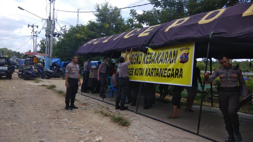 Peduli Korban Kebakaran, Polres Kukar Dirikan Posko Bantuan dan Dapur Umum WhatsApp Image 2020 03 18 at 13.40.49