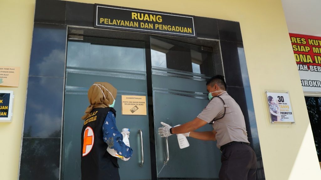 Antisipasi Corona, Unit Urkes Polres Kukar Semprot Desinfectant di Lingkungan Kantor WhatsApp Image 2020 03 18 at 13.46.24