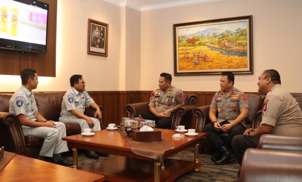 Jalin Tali Silahturahmi, Kapolda Terima Kunjungan Kepala Cabang PT. Jasa Raharja Kaltim 1 WhatsApp Image 2020 03 18 at 16.30.29