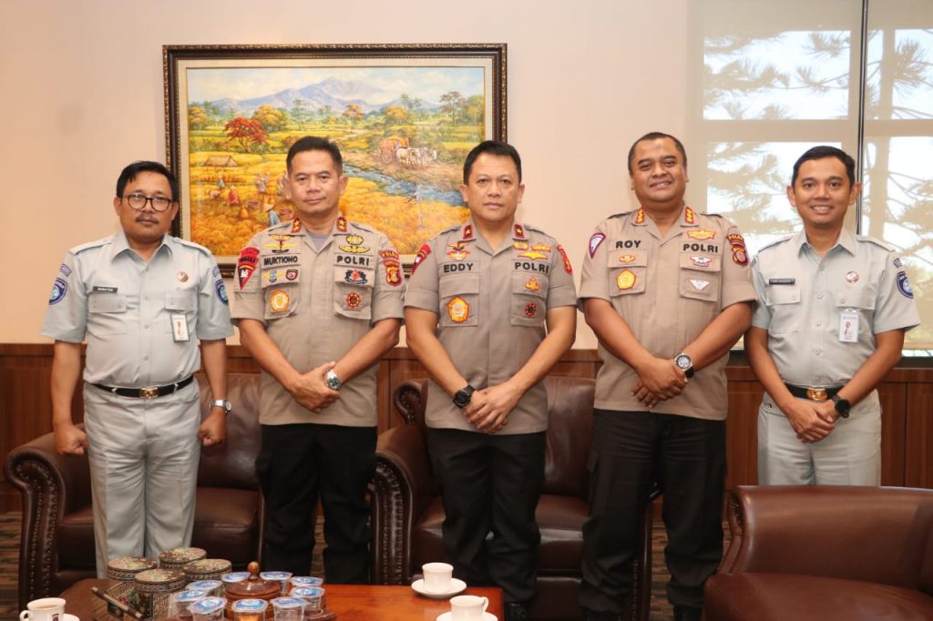 Jalin Tali Silahturahmi, Kapolda Terima Kunjungan Kepala Cabang PT. Jasa Raharja Kaltim WhatsApp Image 2020 03 18 at 16.49.11
