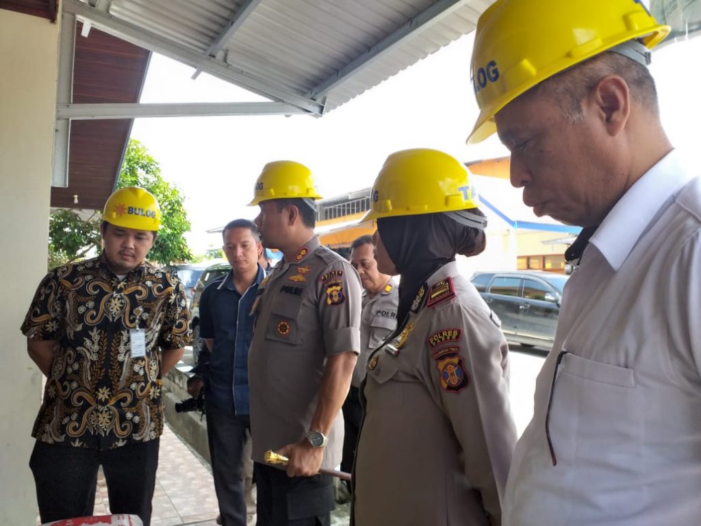 Cek Gudang Bulog, Kapolres Paser : Stok Beras Aman Hingga 3 Bulan Kedepan WhatsApp Image 2020 03 20 at 12.46.34 1
