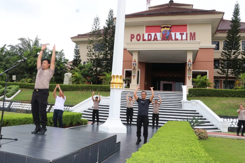 Cegah Penyebaran Covid-19, Personil Polda Kaltim Jaga Stamina Tubuh Dengan Senam AWS 3 WhatsApp Image 2020 03 24 at 10.16.30