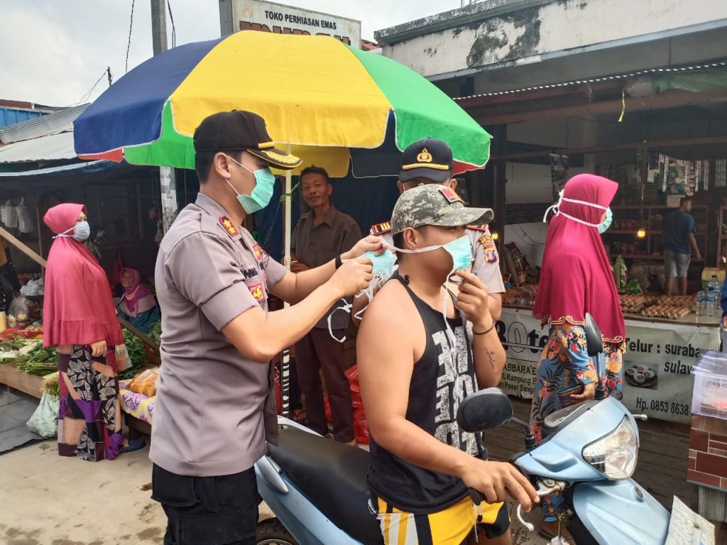 Cegah Virus Corona, Kapolres Kutai Timur Bagikan 5000 Masker Gratis WhatsApp Image 2020 03 24 at 12.41.34