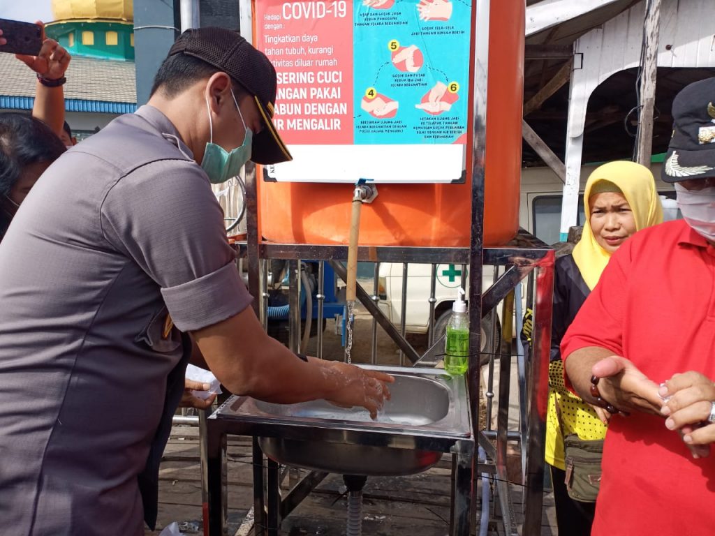 Cegah Virus Corona, Kapolres Kutim Sosialisasi Cara Cuci Tangan Yang Benar WhatsApp Image 2020 03 24 at 12.42.00