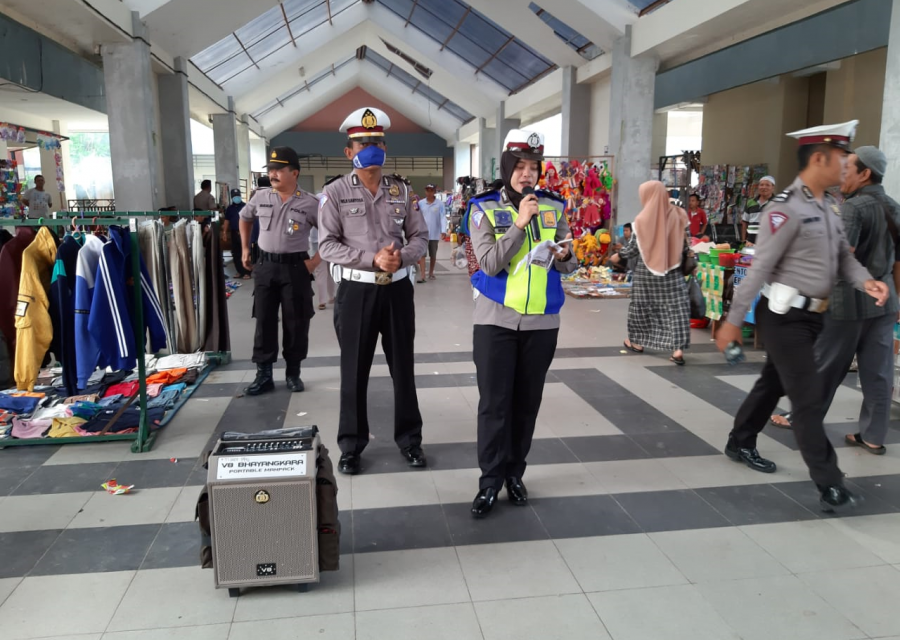 Tak Kenal Lelah, Polres PPU Terus Berikan Himbauan Warga Untuk Terapkan Social Distancing Selama Covid-19 WhatsApp Image 2020 03 29 at 10.27.121 900x640 1