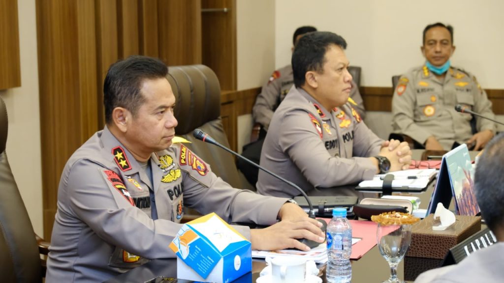 Bahas Penanganan Virus Corona, Kapolda Kaltim Pimpin Vicon Dengan Jajaran Polres WhatsApp Image 2020 03 30 at 09.23.28