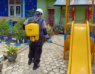 Bhayangkari Cabang Kutai Timur Lakukan Penyemprotan Disinfektan di Lingkungan TK Kemala kutkut