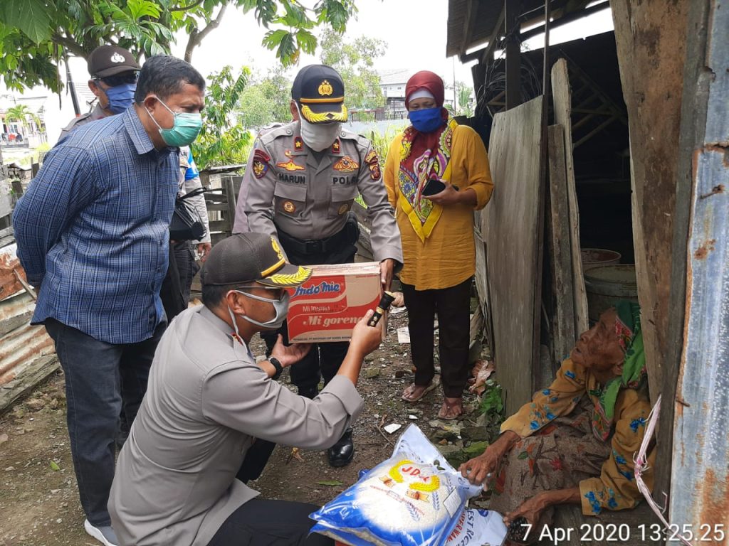 Wujud Kepedulian Polri, Kapolresta Balikpapan Bagikan Sembako Kepada Warga di Tengah Wabah Corona 1 2