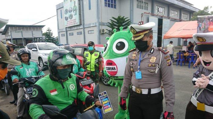 Cegah Penyebaran Corona, Satlantas Polresta Samarinda Bagikan Masker Ke Pengemudi Ojek Online 1 2