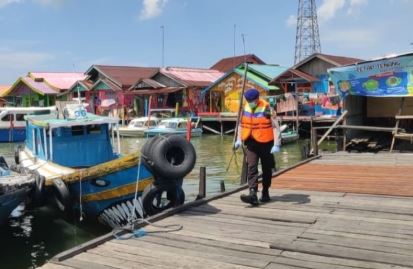 Polisi Perairan Polres PPU Semprot Disinfektan di Pelabuhan 1 4