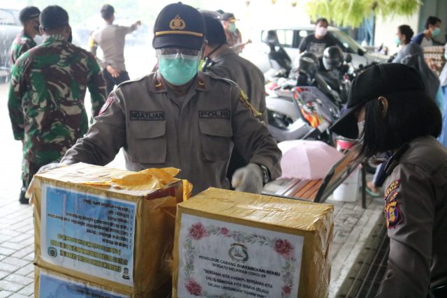 Polres Berau Terus Bagikan Sembako, Wujudkan Kepedulian di Tengah Pandemi Covid-19 1 6