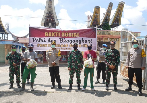 Bakti Sosial Serentak, Polres Bontang Bagikan Sembako kepada TKBM dan Penggali Kubur 1 6