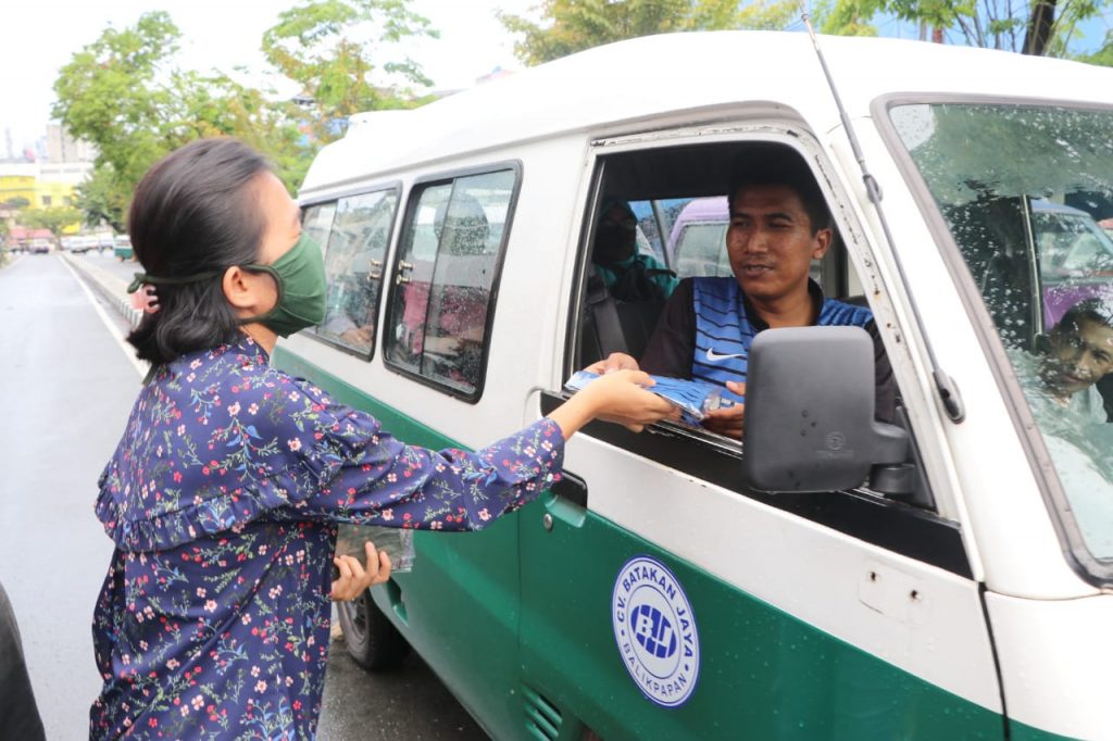 Dukung Progam Pemerintah, Bhayangkari Daerah Kaltim Bagikan Masker kepada Masyarakat 10
