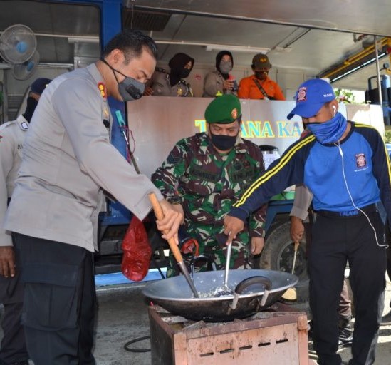 Peduli Warga Terdampak Corona, Polres Paser Sediakan Dapur Umum Guna Bagikan Ribuan Nasi Bungkus 10a