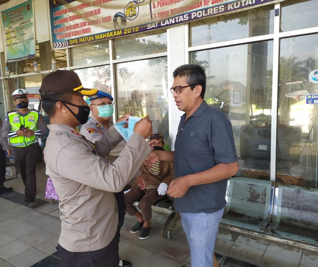 Cegah Penyebaran Virus Corona, Wakapolres Kutim Bagikan Masker kepada Warga 11 2