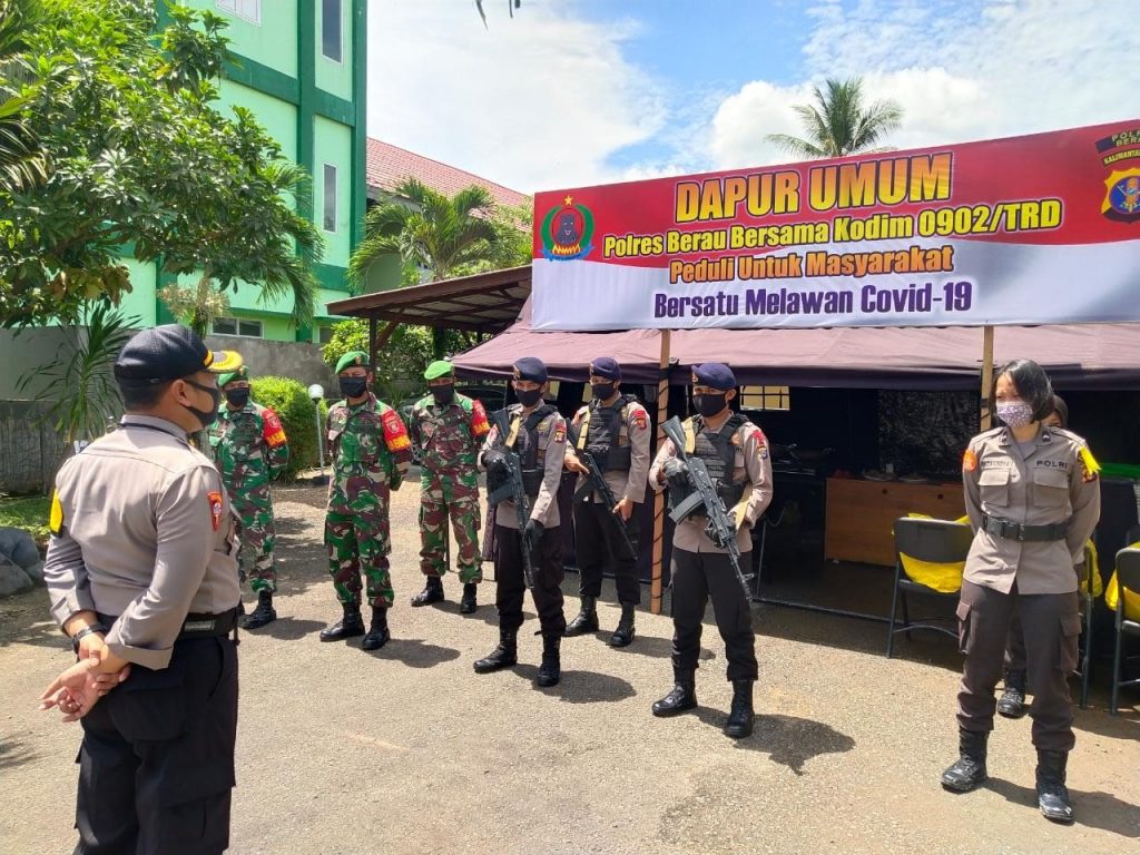 Dirikan Dapur Umum Ditengah Pandemi Covid-19, Kapolres Berau : Bantu Masyarakat yang Membutuhkan 11 4