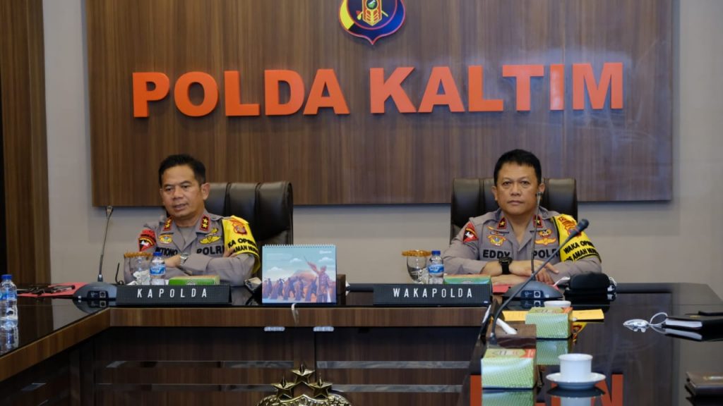 Bahas Penanganan Virus Corona, Kapolda dan Pejabat Utama Polda Kaltim Ikuti Vicon Dengan Wakapolri 12