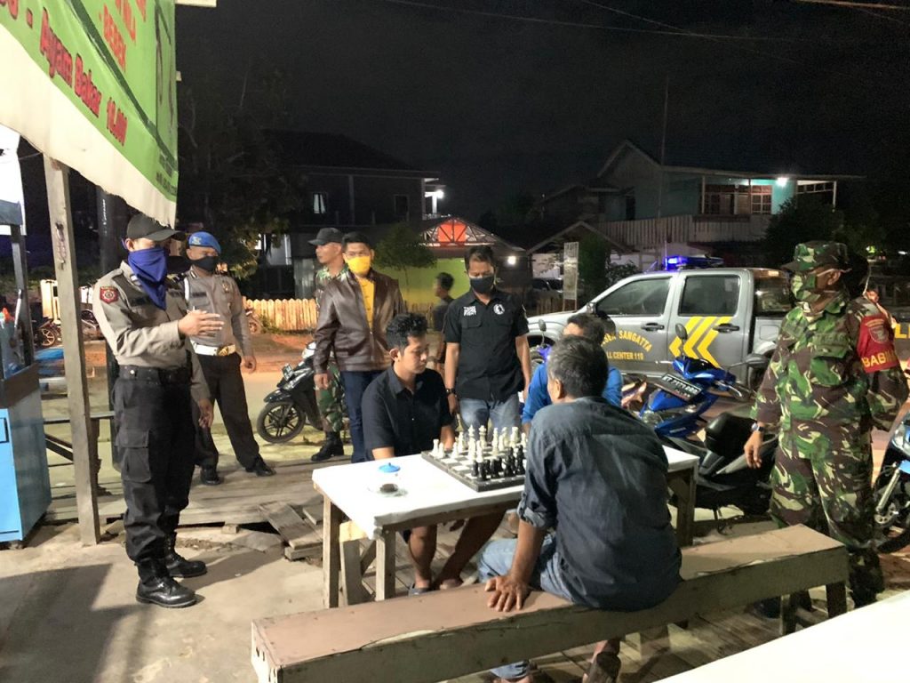 Antisipasi Penyebaran Virus Corona, Polres Kutim Bubarkan Kerumunan Warga dan Beri Himbauan Pencegahan Covid-19 13 2