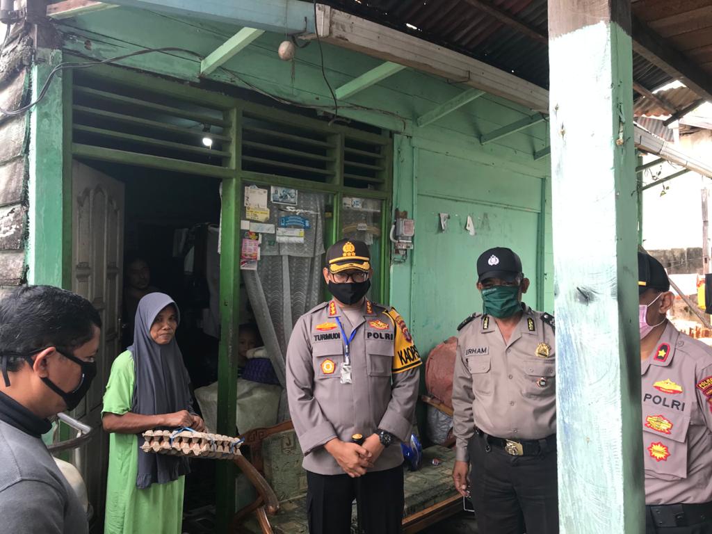 Kepedulian Polri Ditengah Covid-19, Polresta Balikpapan Bagikan Ratusan Sembako kepada Masyarakat Kurang Mampu 14 3