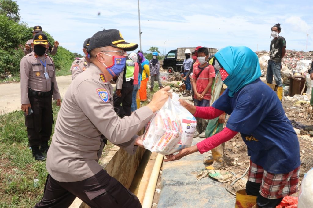 Prihatin Dampak Corona, Polda Kaltim Gelar Aksi Bagi-Bagi Sembako 15