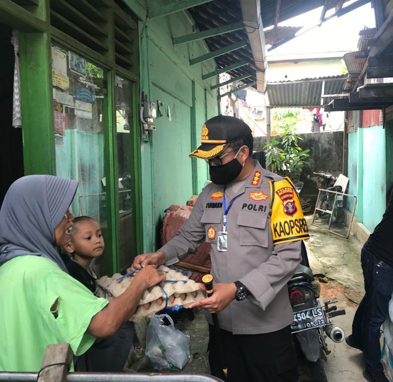 Kepedulian Polri Ditengah Covid-19, Polresta Balikpapan Bagikan Ratusan Sembako kepada Masyarakat Kurang Mampu 1 15 3