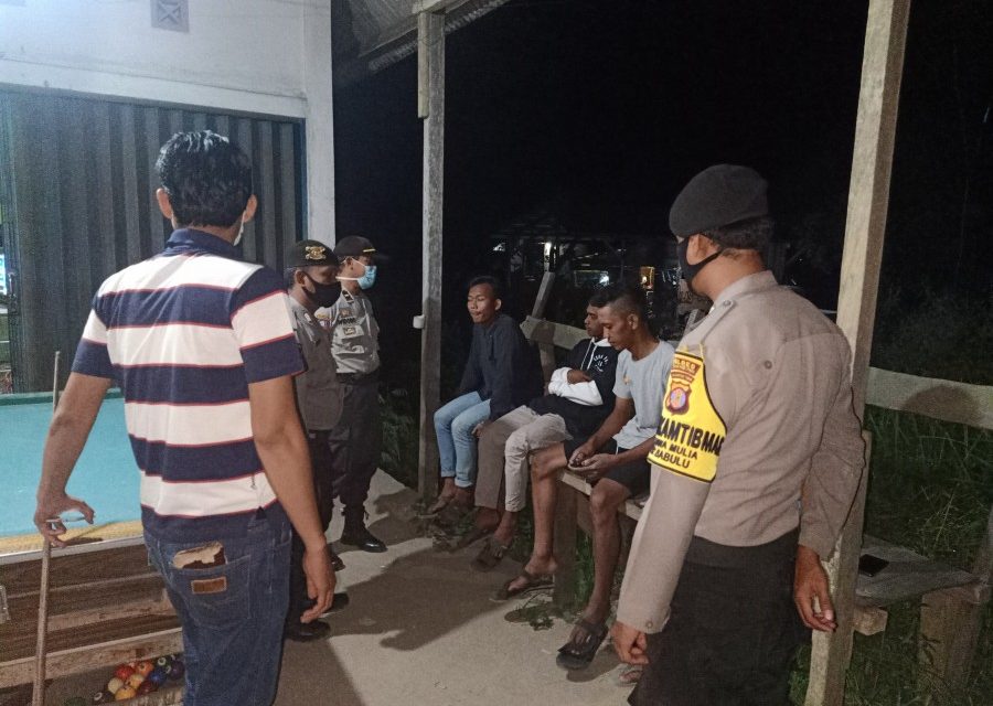 Gelar Patroli Malam, Personil Polsek Babulu Bubarkan Warga Yang Berkumpul Ditengah Covid-19 20200418 085929PM org 900x640 1