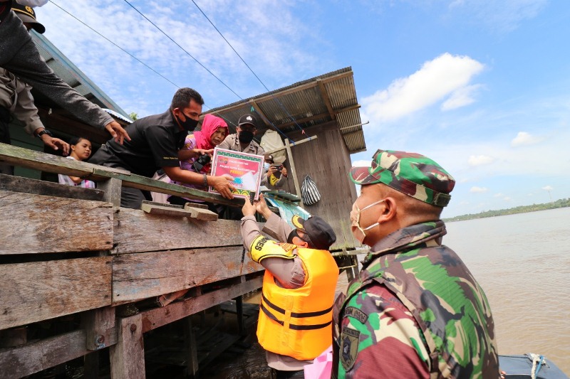 Menyisir Sungai Mahakam, TNI-Polri dan Bhayangkari Kukar Bagikan Sembako ke Masyarakat 3 4