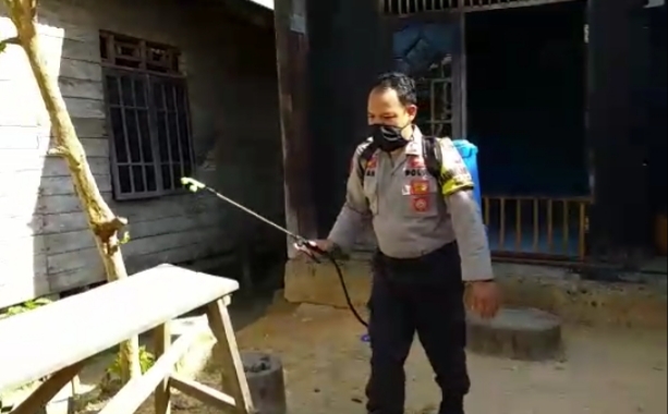 Putus Penyebaran Covid-19, Bhabinkamtibmas Bersama Warga Desa Rintik Lakukan Penyemprotan Disinfektan 4 2