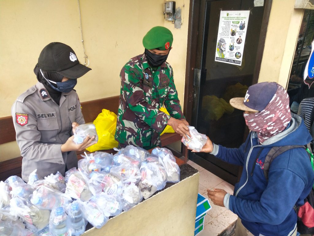 Peduli Terdampak Covid-19, Polres Berau Bagikan Ratusan Makanan 4 6