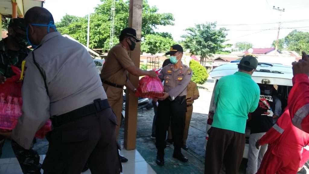 Baksos Peduli Covid – 19, Polsek Sanga-Sanga Bagikan Ratusan Sembako Pada Warga Kurang Mampu 4 8