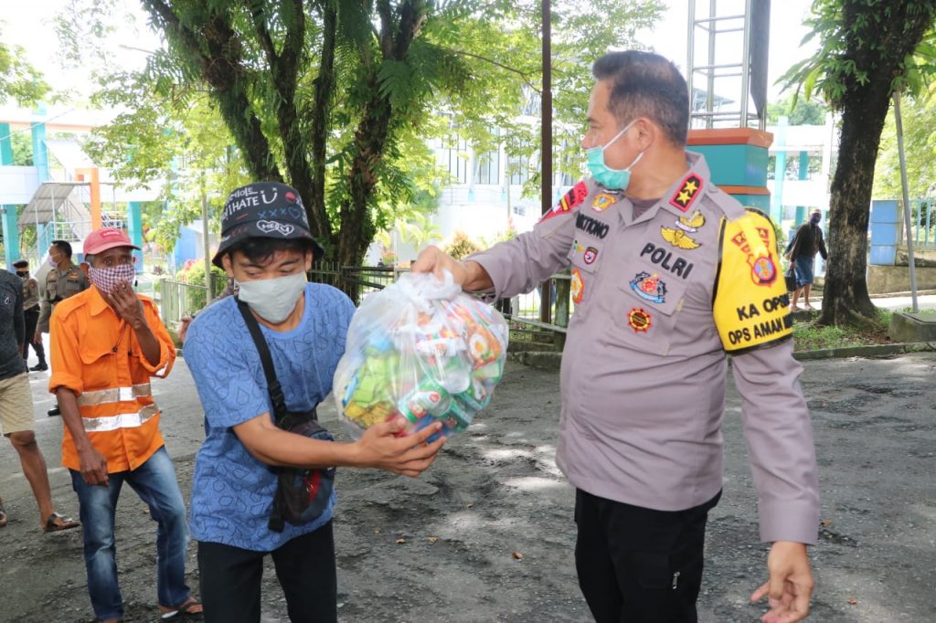 Polda Kaltim Bagikan Sembako dan Sosialisasi Physical Distancing Kepada Ojol dan Sopir Taksi Balikpapan 5 2