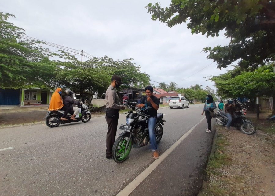 Minimalisir Penyebaran Covid-19, Polsek Babulu Bagikan Masker kepada Pengguna Jalan 5 4
