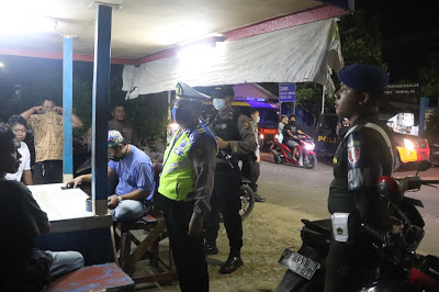 Maksimalkan Pencegahan Penyebaran Virus Corona, TNI-Polri di Samarinda Gelar Patroli Gabungan Bubarkan Kerumunan Warga 5